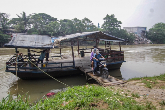 Potret Jasa Perahu Eretan di Sungai Cisadane Tangerang