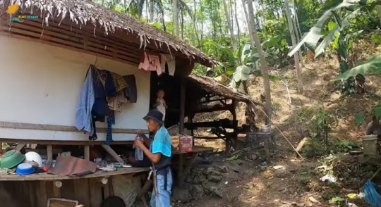 Potret Rumah Satu Keluarga Tinggal di Tengah Hutan, Tidak Ada Saluran Listrik
