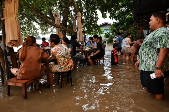 Kebanjiran, Restoran di Thailand Ini Malah Ramai Pengunjung