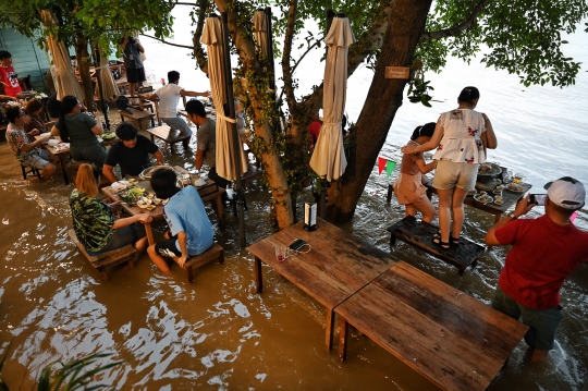 Kebanjiran, Restoran di Thailand Ini Malah Ramai Pengunjung