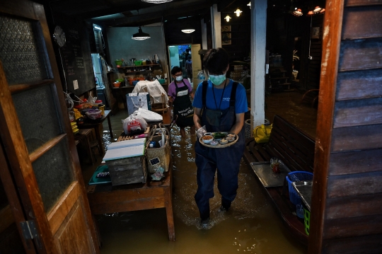 Kebanjiran, Restoran di Thailand Ini Malah Ramai Pengunjung