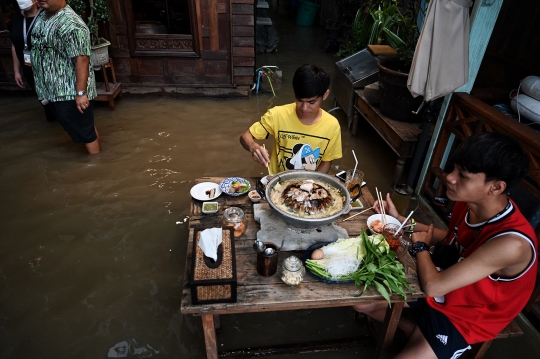 Kebanjiran, Restoran di Thailand Ini Malah Ramai Pengunjung