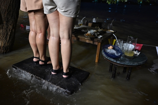 Kebanjiran, Restoran di Thailand Ini Malah Ramai Pengunjung