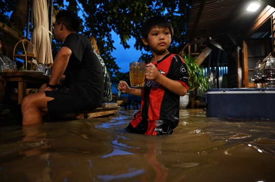 Kebanjiran, Restoran di Thailand Ini Malah Ramai Pengunjung