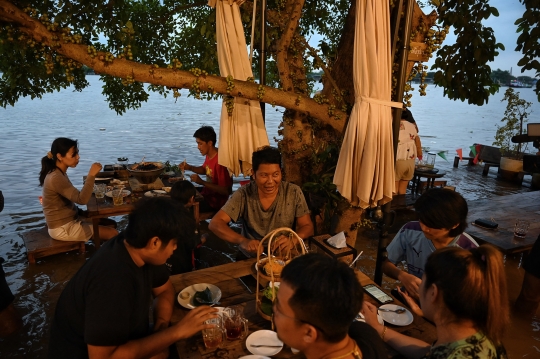 Kebanjiran, Restoran di Thailand Ini Malah Ramai Pengunjung