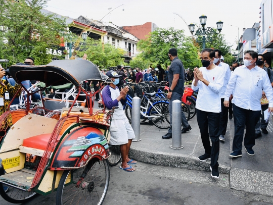 Sambangi Malioboro, Jokowi Resmikan Bantuan Rp1,2 Juta untuk PKL