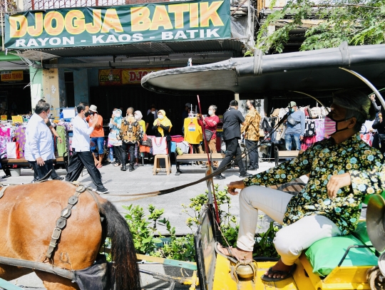 Sambangi Malioboro, Jokowi Resmikan Bantuan Rp1,2 Juta untuk PKL