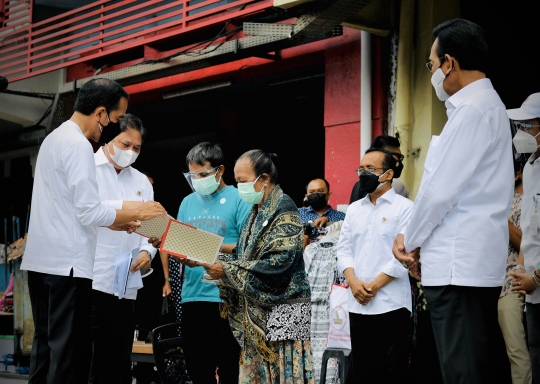 Sambangi Malioboro, Jokowi Resmikan Bantuan Rp1,2 Juta untuk PKL
