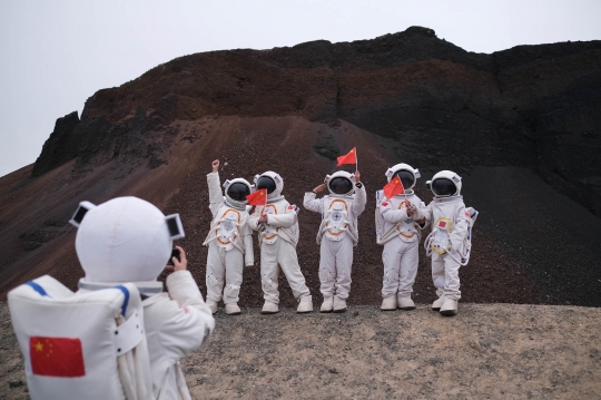 Antusiasme Warga China Jadi Astronaut di Gunung Berapi