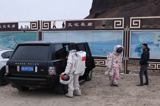 Antusiasme Warga China Jadi Astronaut di Gunung Berapi