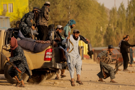 Ekspresi Pejuang Taliban Saat Berakhir Pekan di Taman Hiburan