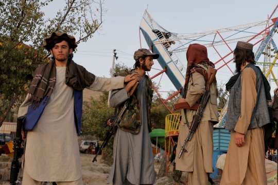 Ekspresi Pejuang Taliban Saat Berakhir Pekan di Taman Hiburan