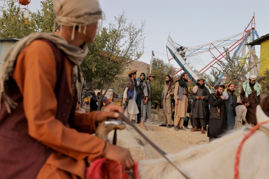 Ekspresi Pejuang Taliban Saat Berakhir Pekan di Taman Hiburan