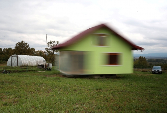 Unik, Ada Rumah Berputar di Bosnia