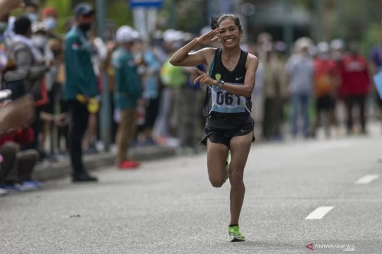 Odekta Sabet Medali Emas Maraton Putri