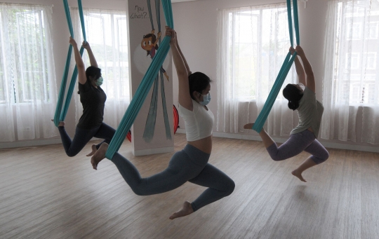 Yoga Udara Makin Banyak Peminat di Masa Pandemi