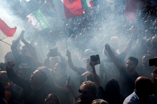 Aksi Protes Warga Italia Menentang Wajib Vaksin Covid-19