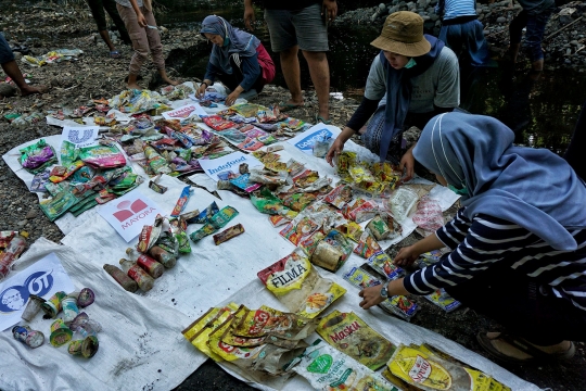 Aksi Membersihkan Pohon dari Jerat Sampah Plastik