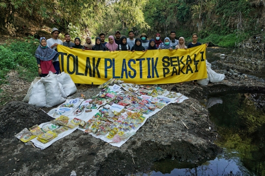 Aksi Membersihkan Pohon dari Jerat Sampah Plastik