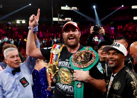 Aksi Tyson Fury Saat Pukul KO Deontay Wilder