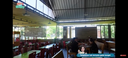 Potret Tempat Makan Milik Tretan Muslim di Surabaya, Luas dan Makanannya Lezat