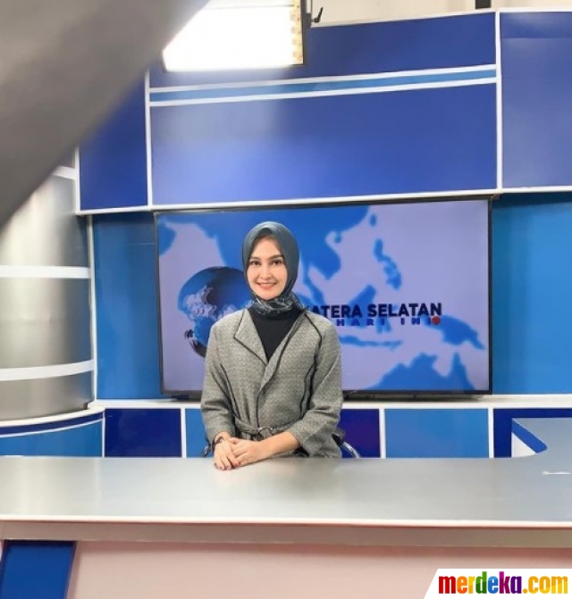 Fetri Dwi Amlika merupakan presenter TVRI Sumsel. Mempunyai wajah cantik membuatnya selalu dipuji banyak orang. Pada potret ini nampak Fetri berada di studio siaran.