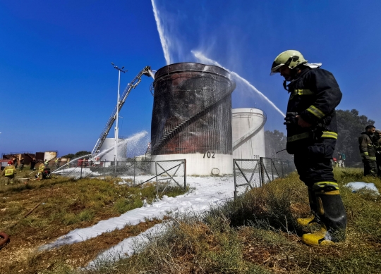 Kobaran Api Hanguskan Kilang Minyak Lebanon