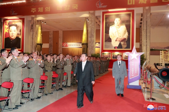 Kim Jong-un Tinjau Pameran Persenjataan Korea Utara