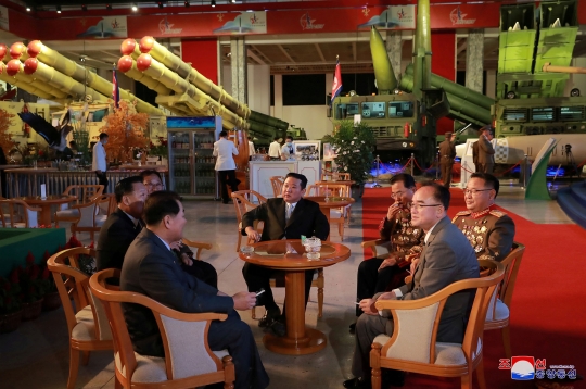 Kim Jong-un Tinjau Pameran Persenjataan Korea Utara