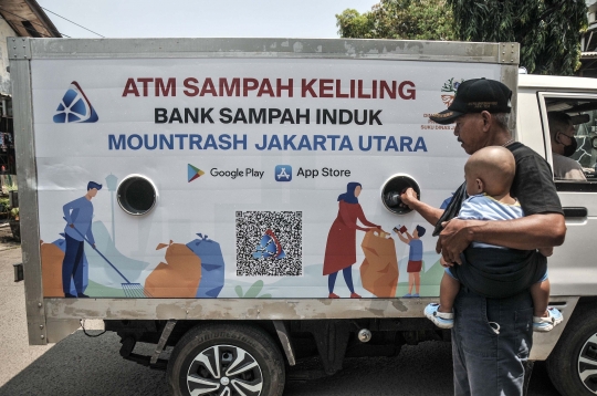 Menambah Penghasilan dengan ATM Sampah Keliling