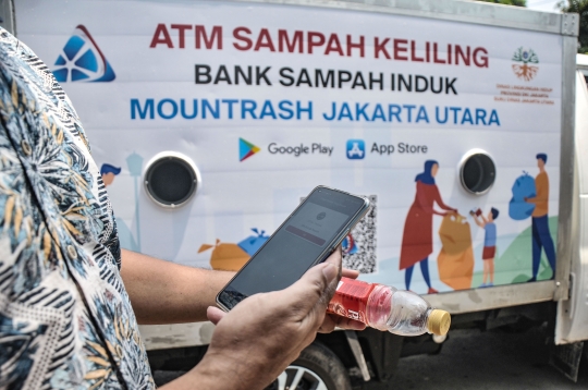 Menambah Penghasilan dengan ATM Sampah Keliling