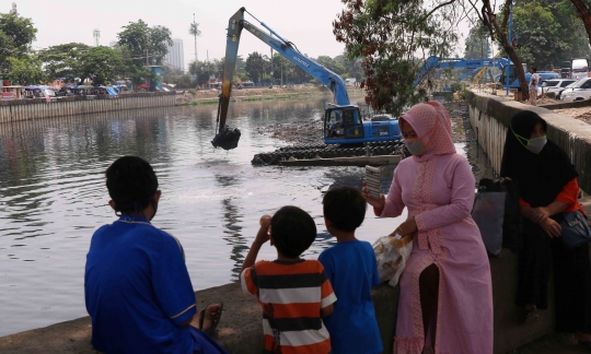 Gerebek Lumpur di Kali Mookervart