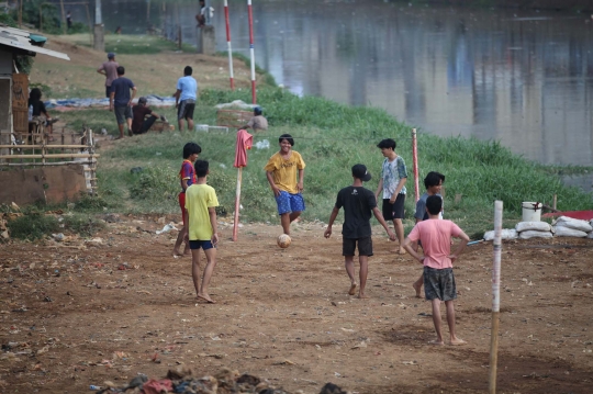 Minimnya Lahan Bermain Sepak Bola untuk Anak Ibu Kota