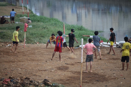 Minimnya Lahan Bermain Sepak Bola untuk Anak Ibu Kota