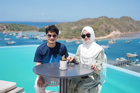 6 Potret Romantis Alvin Faiz dan Henny Rahman Liburan di Labuan Bajo