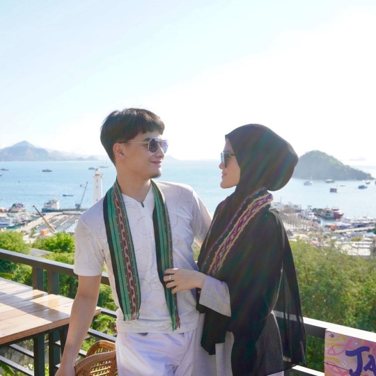 6 Potret Romantis Alvin Faiz dan Henny Rahman Liburan di Labuan Bajo