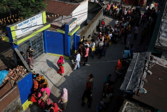 Demi Vaksin, Warga India Sampai Rela Menginap di Jalur Antrean