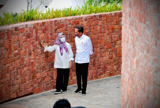Kemesraan Jokowi dan Ibu Negara Iriana Jalan-Jalan di Labuan Bajo