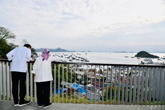 Kemesraan Jokowi dan Ibu Negara Iriana Jalan-Jalan di Labuan Bajo