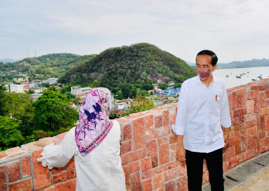 Kemesraan Jokowi dan Ibu Negara Iriana Jalan-Jalan di Labuan Bajo