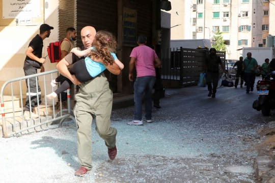 Kepanikan Warga Saat Baku Tembak di Jalanan Beirut