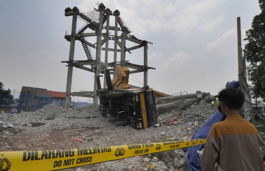 Truk Crane Timpa Rumah Warga di Depok, Tiga Orang Terluka