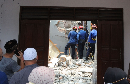 Truk Crane Timpa Rumah Warga di Depok, Tiga Orang Terluka