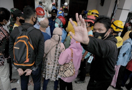 Truk Crane Timpa Rumah Warga di Depok, Tiga Orang Terluka