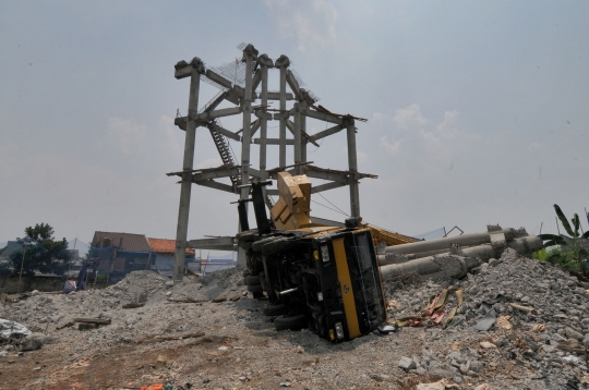 Truk Crane Timpa Rumah Warga di Depok, Tiga Orang Terluka