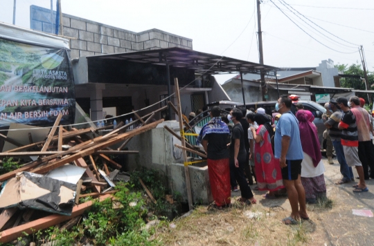 Truk Crane Timpa Rumah Warga di Depok, Tiga Orang Terluka