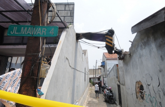 Truk Crane Timpa Rumah Warga di Depok, Tiga Orang Terluka