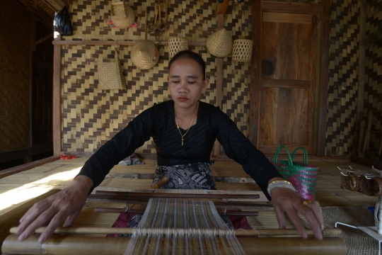 Melihat Pembuatan Kain Tenun Baduy