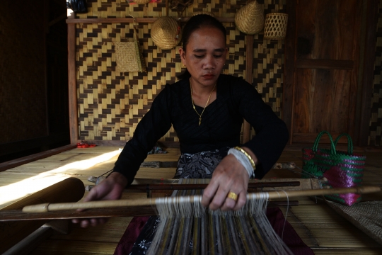 Melihat Pembuatan Kain Tenun Baduy