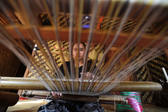 Melihat Pembuatan Kain Tenun Baduy